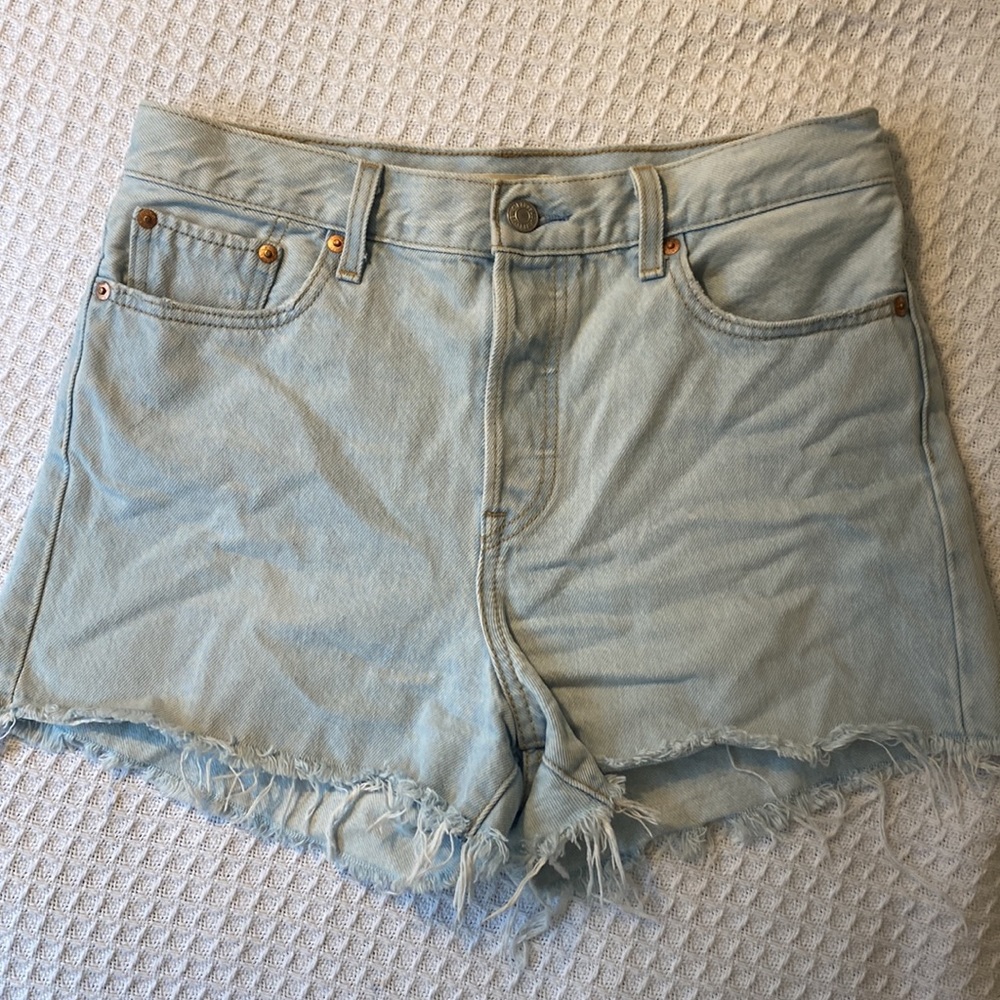 LEVI’S light wash, high rise denim shorts. Size 29.